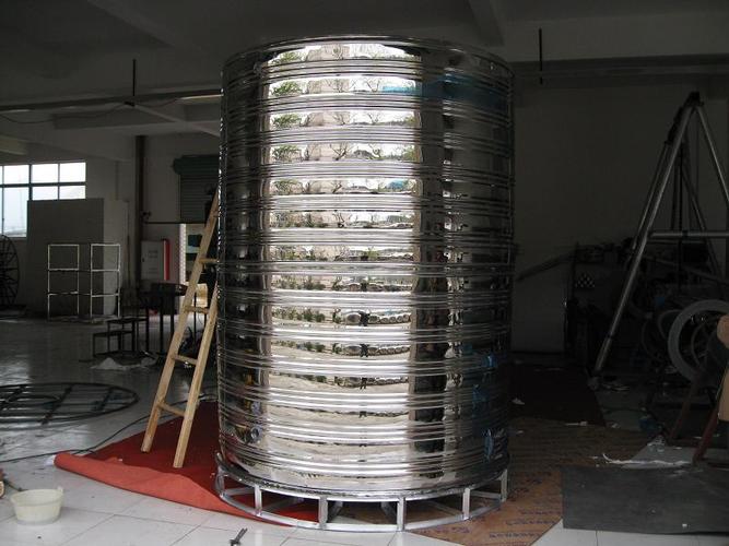 {“title”: “不锈钢圆柱保温水箱 原理、选型与维护全解析”, “content”: “不锈钢圆柱保温水箱是一种集储水与保温功能于一体的设备，广泛应用于住宅、酒店、医院、学校及工业场所的热水供应系统。相比普通水箱，它在结构设计、材料选择和保温工艺上有专门要求，正确选型与维护直接影响使用寿命和运行成本。\n\n**一、基本结构与工作原理**\n\n不锈钢圆柱保温水箱通常由内胆、保温层、外壳三部分组成。内胆多采用SUS304或SUS316L不锈钢板材焊接成型，具有耐腐蚀、卫生无毒的特点；保温层一般使用聚